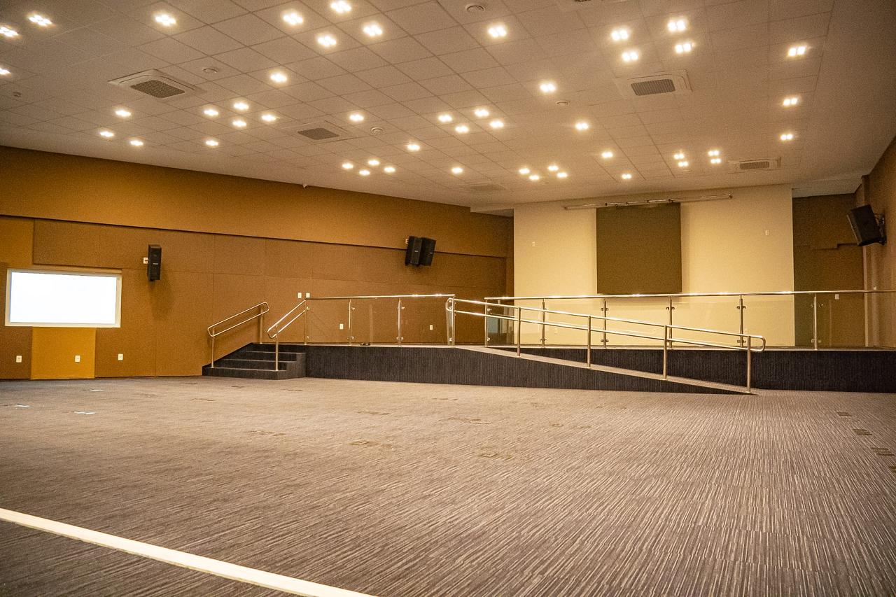 Plenário de câmara municipal, com bancada e cadeiras em ambiente moderno; imagem ilustrativa do Legislativo