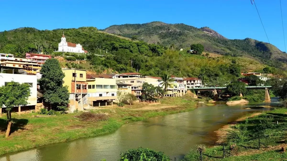 Paisagem de Santa Leopoldina com rio e casario histórico ao fundo