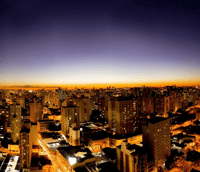 Skyline de Campinas SP ao entardecer com prédios iluminados.