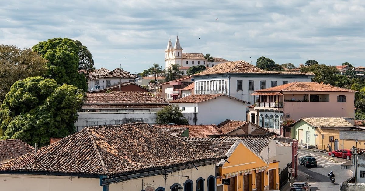 Vista aérea de Santa Luzia MG, com igrejas coloniais e casario histórico