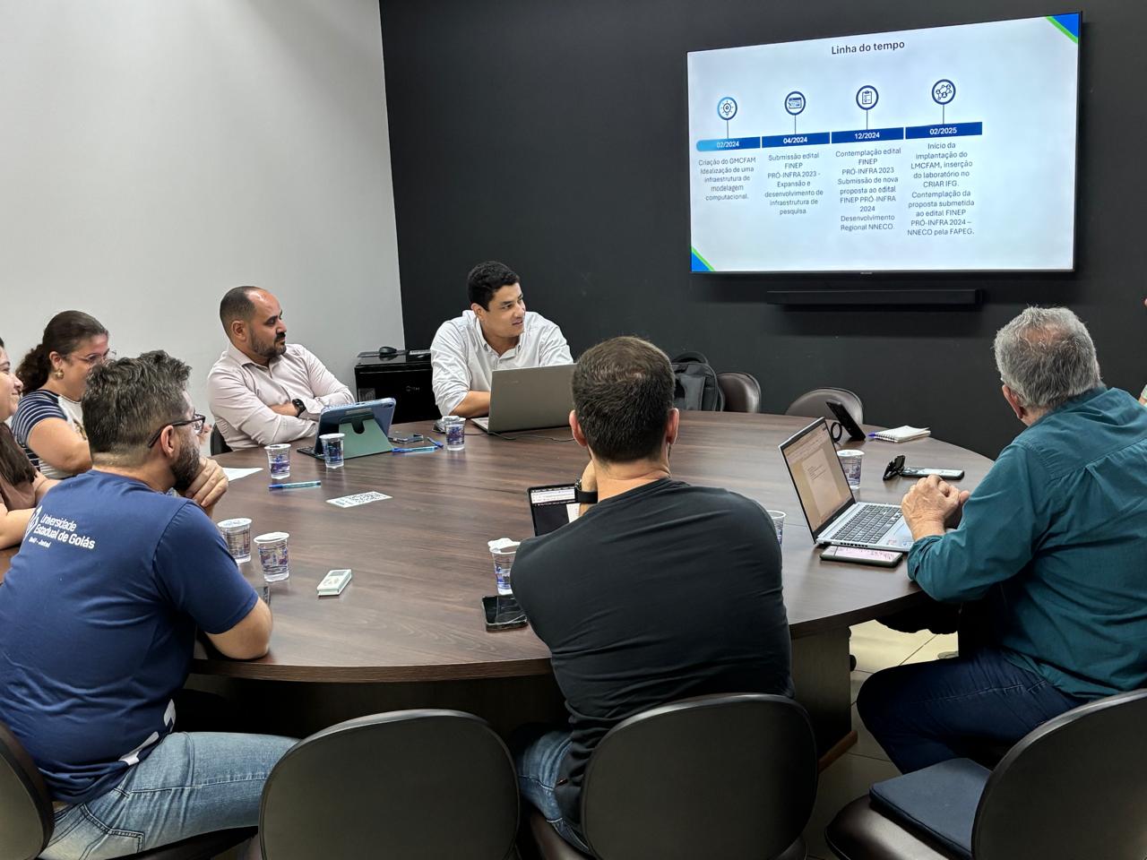 Equipe de assistência social em reunião de trabalho