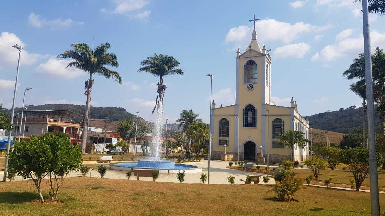 Praça em cidade do interior de Minas Gerais, com igreja e chafariz ao centro