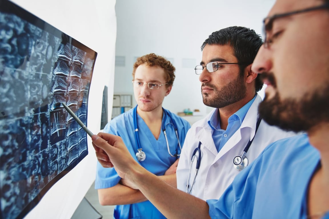 Equipe de tecnólogos em radiologia operando equipamento de imagem