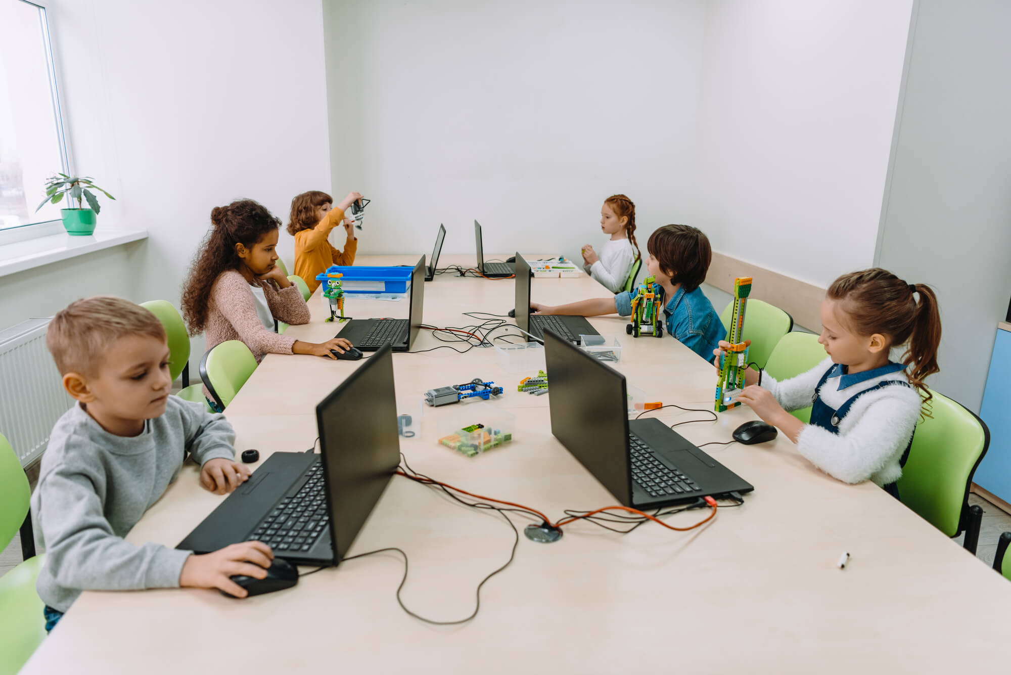 Sala de aula moderna com professor e alunos