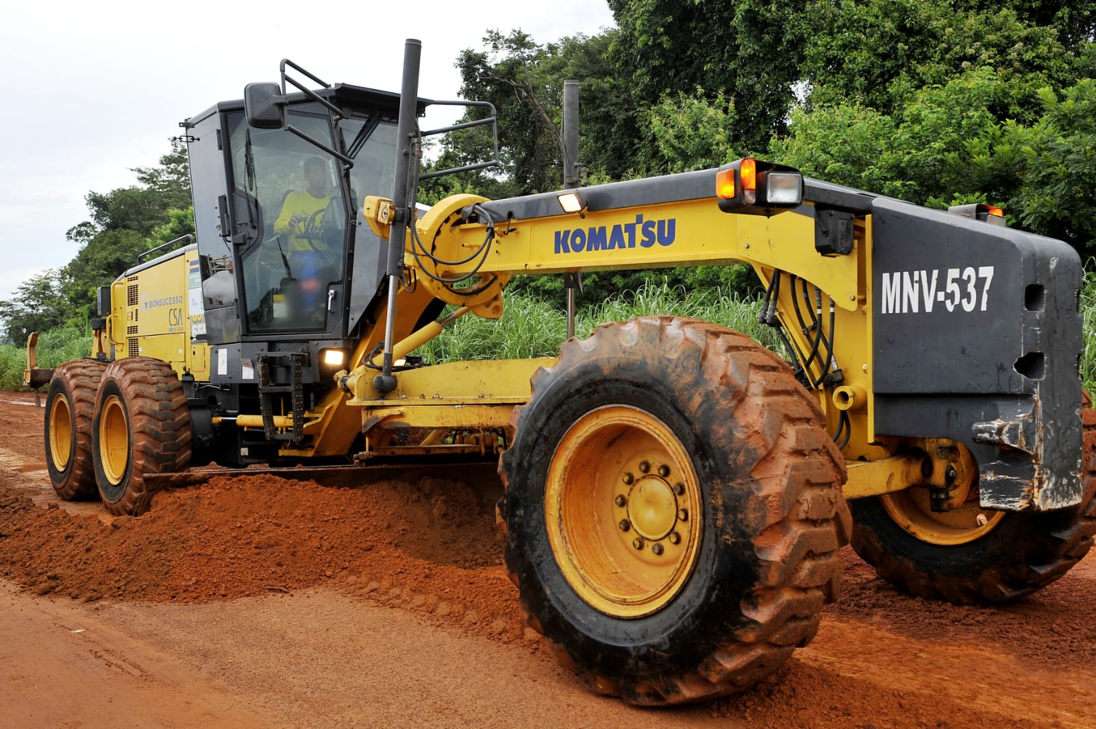 Máquinas em manutenção de vias rurais em Goiás