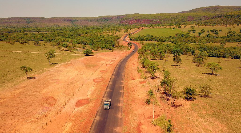 Rodovia no Cone Sul de Mato Grosso do Sul, com vegetação e céu aberto