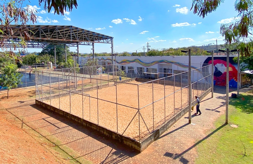 Quadra poliesportiva escolar coberta vazia