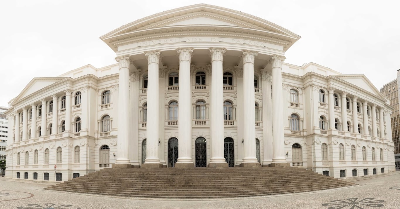 Fachada histórica da UFPR em Curitiba