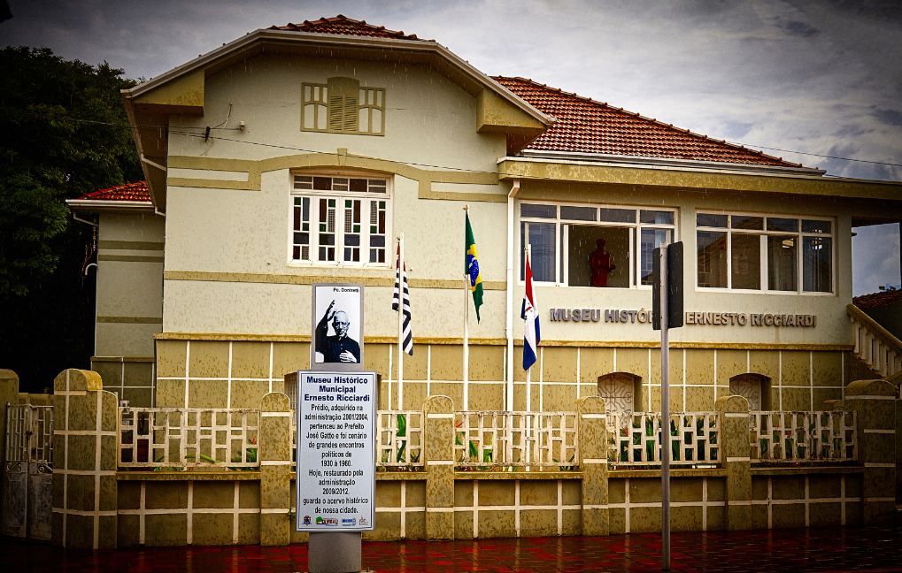 Fachada da Prefeitura de Tambaú SP