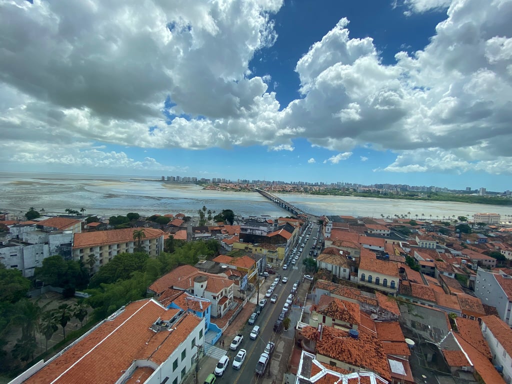 Vista aérea de Feira Nova do Maranhão, com ruas, casas e paisagem urbana ao fundo