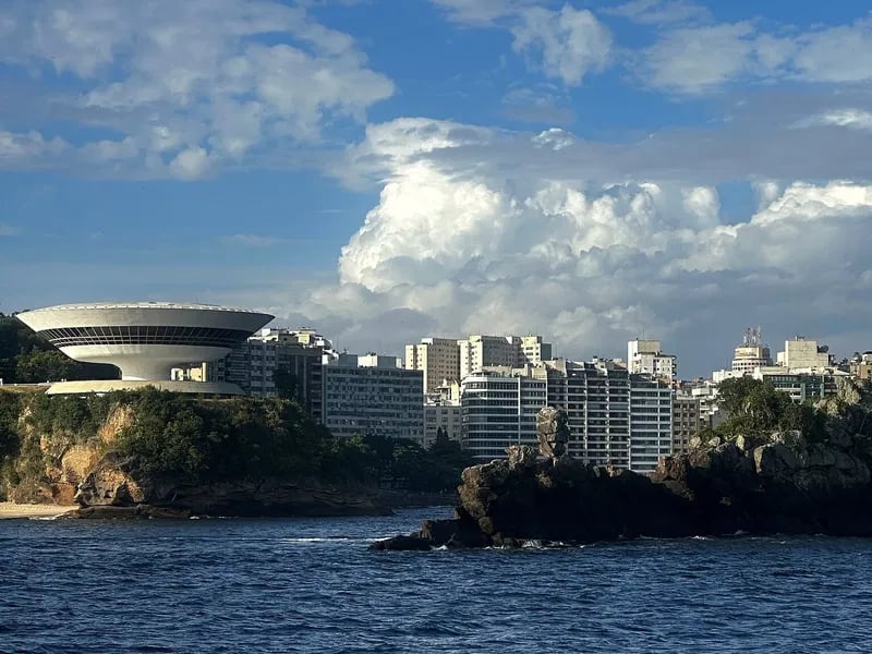 Linha costeira de Niterói com o Museu de Arte Contemporânea (MAC) ao fundo, no horário dourado