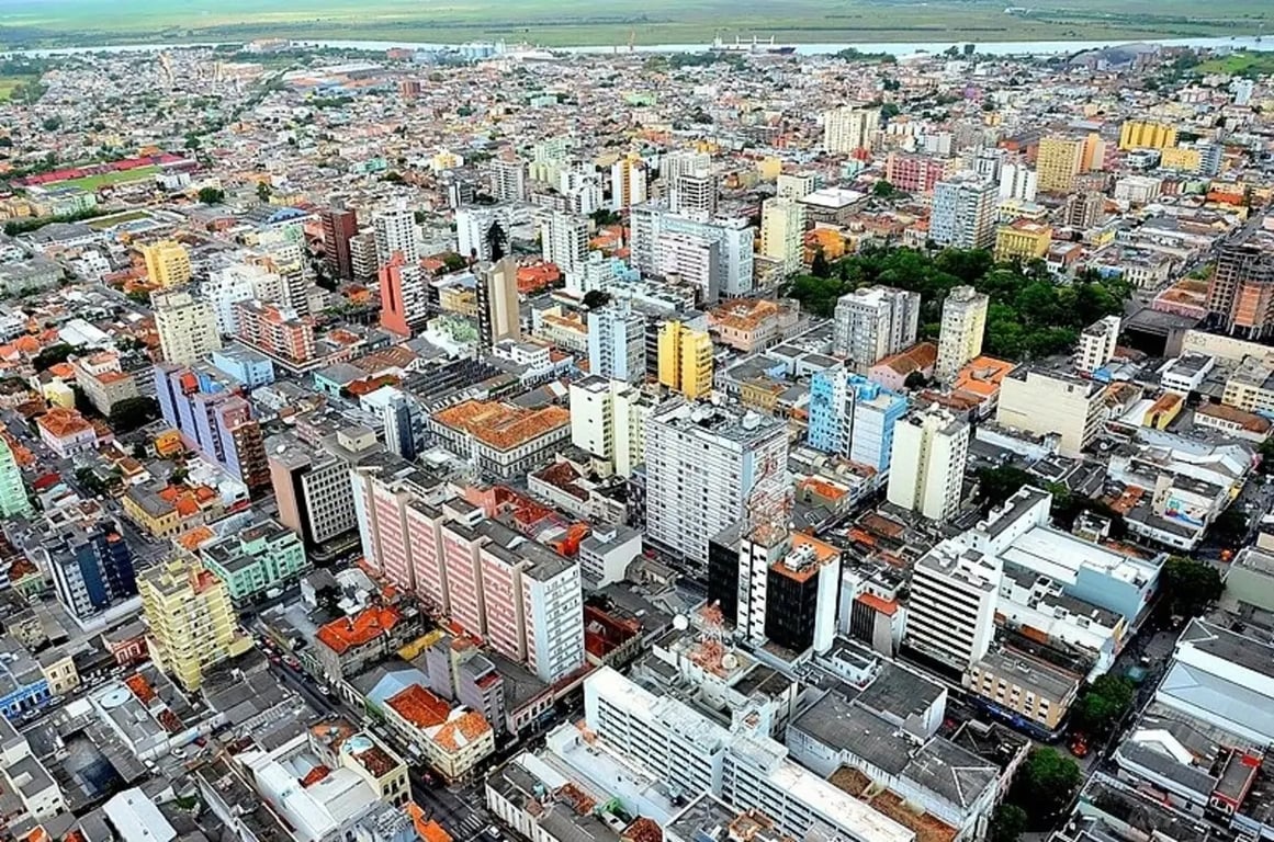 Vista aérea de Pelotas RS, com área central e entorno urbano