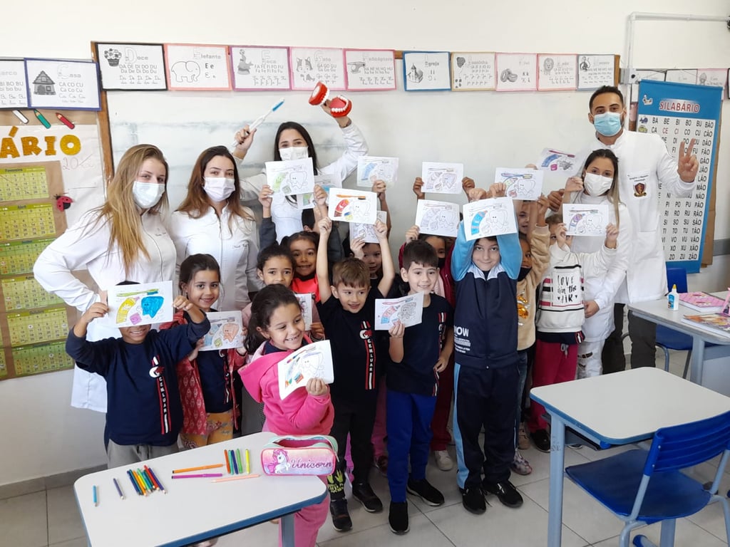 Imagem ilustrativa de profissionais de educação e saúde em atividade educativa