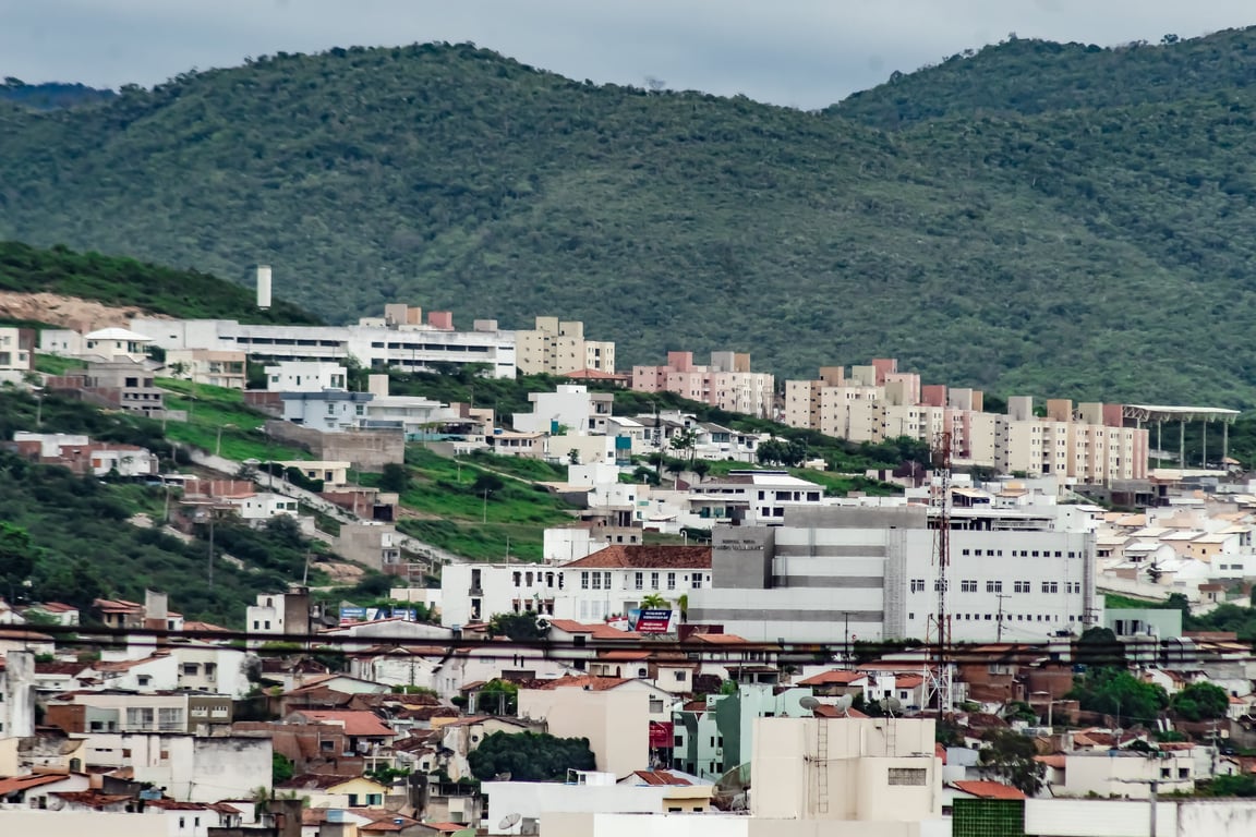 Jequié, BA — vista aérea urbana entre montanhas