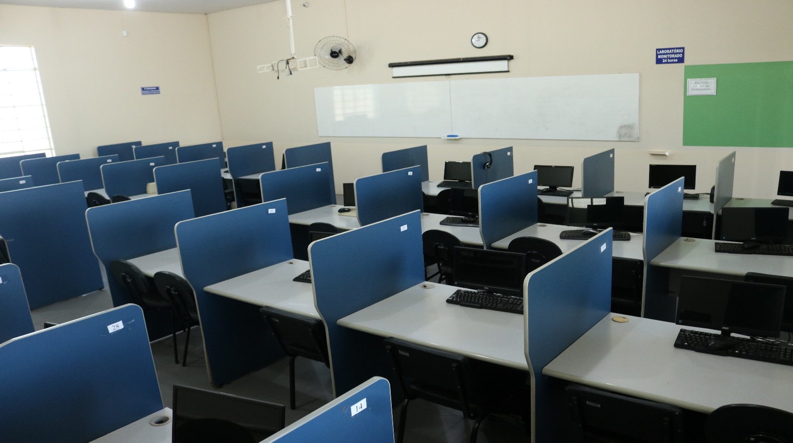 Laboratório de informática, com estações de computadores em sala de aula