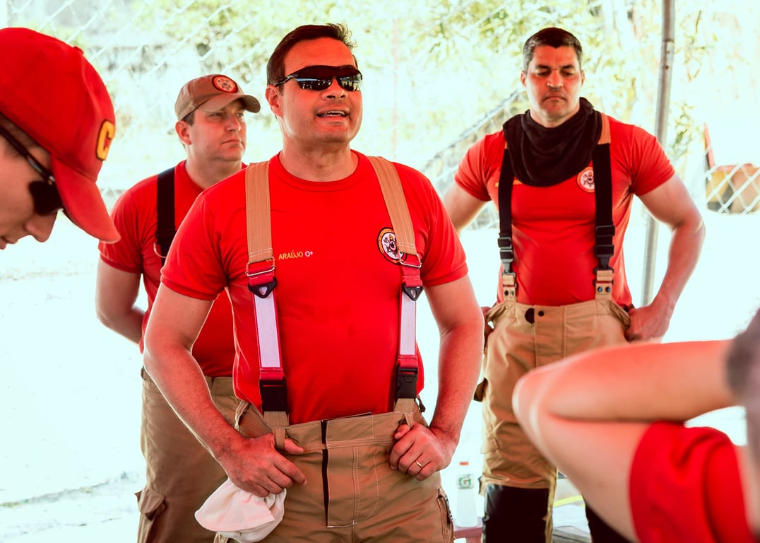 Equipe do Corpo de Bombeiros Militar da Paraíba em operação, uniformes vermelhos, em ambiente urbano