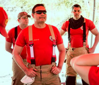 Equipe do Corpo de Bombeiros Militar da Paraíba atuando em ambiente urbano, uniformes vermelhos.