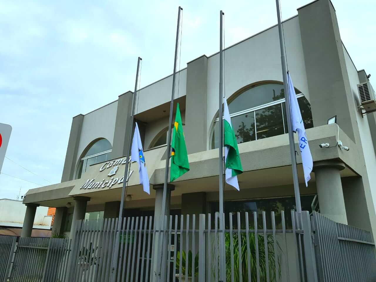 Fachada de uma câmara municipal paranaense com bandeiras