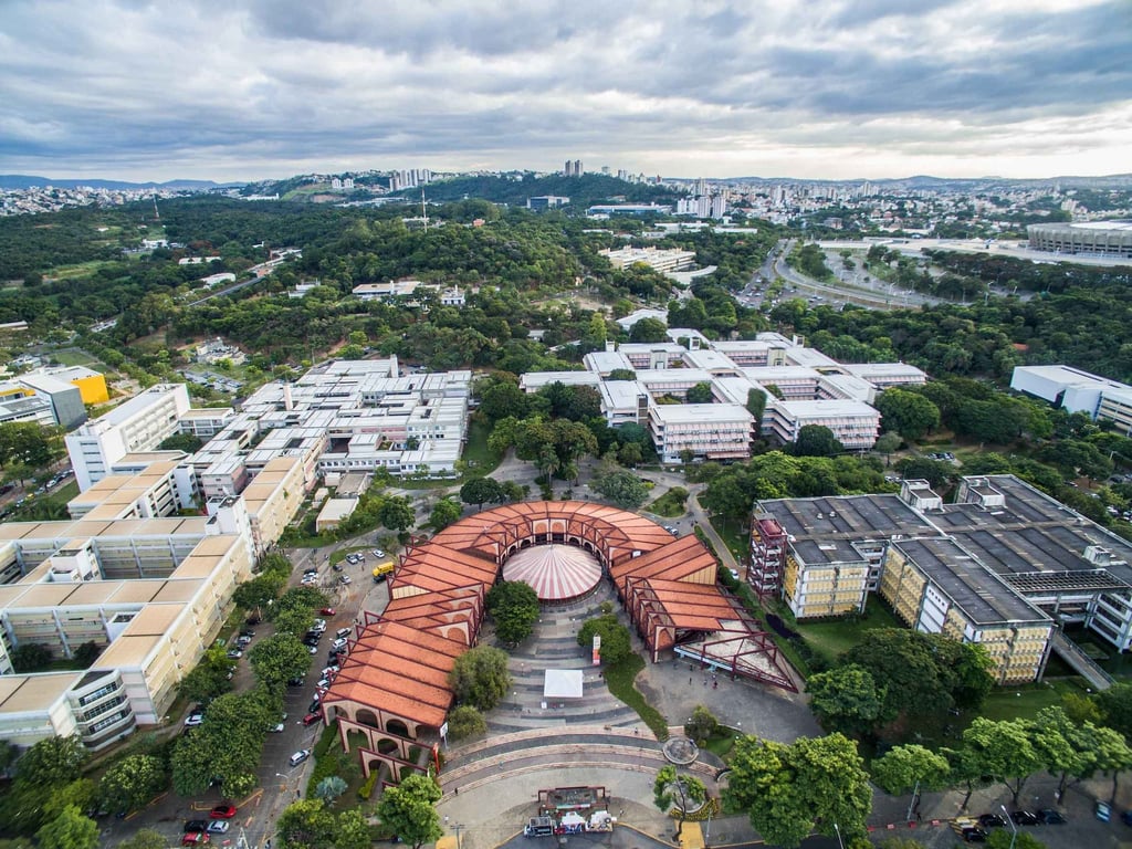 Vista do campus Pampulha da UFMG, com lago e prédios ao fundo