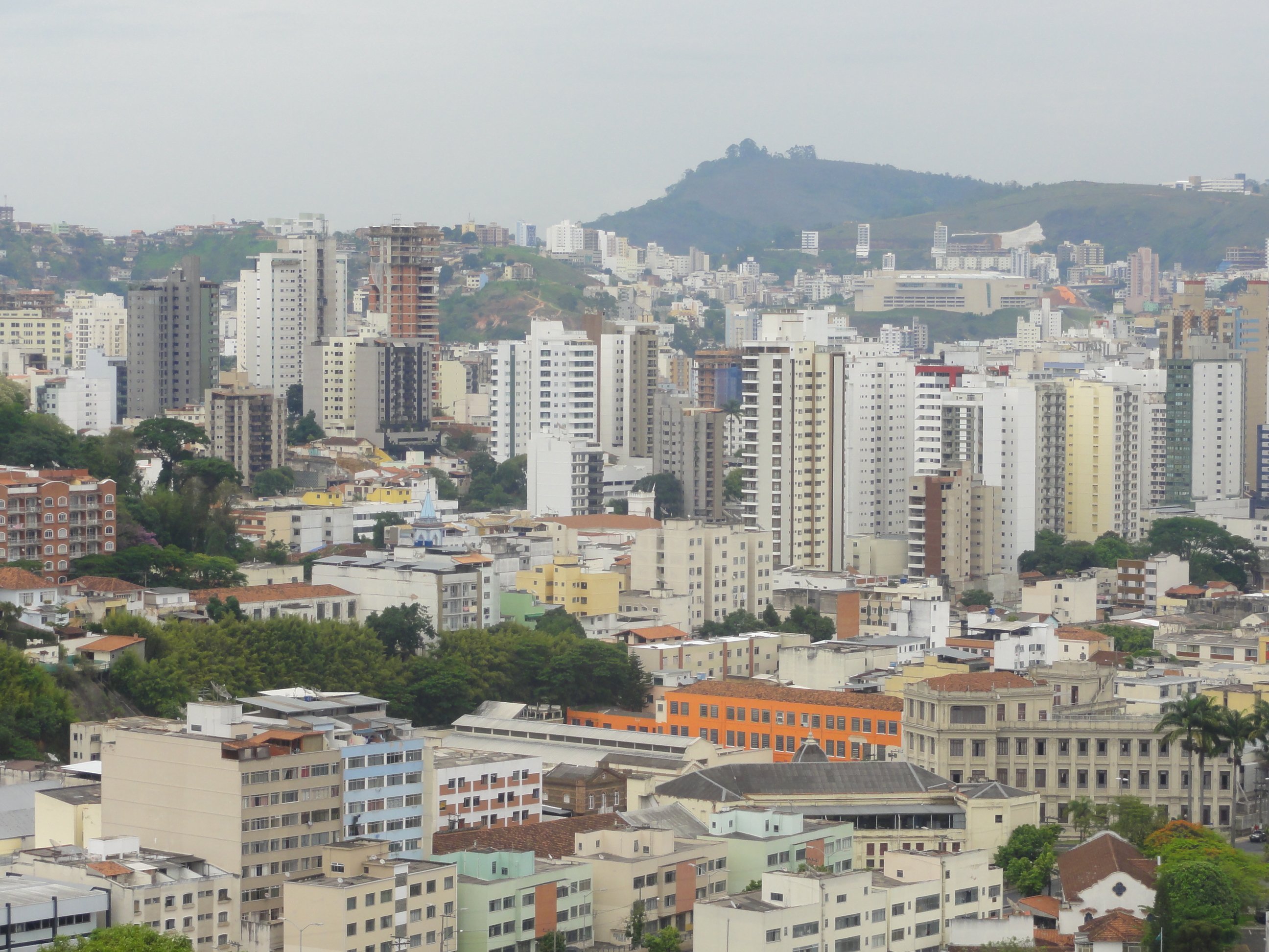 Vista panorâmica de Juiz de Fora MG, com prédios e morros ao fundo