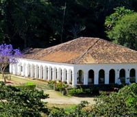 Casarões históricos e vegetação no entorno de Redenção CE, área do Maciço de Baturité, onde há campus da UNILAB