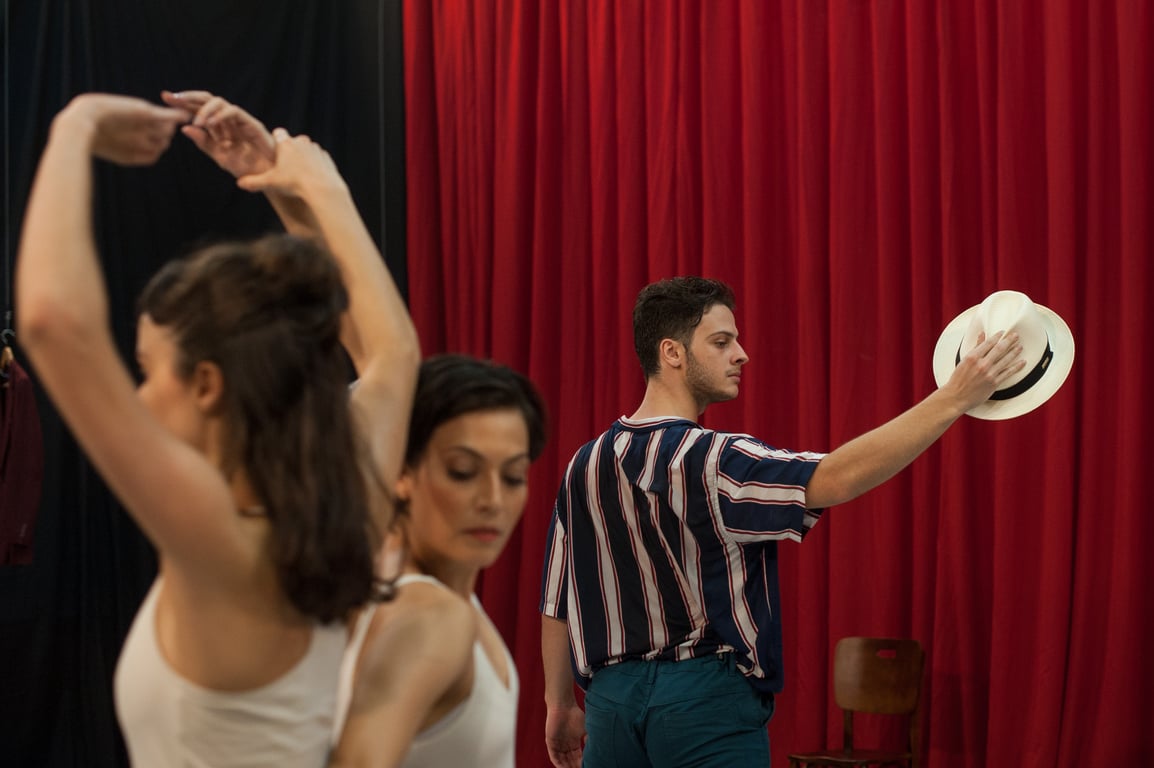 Ensaio de dança contemporânea em estúdio, com criação coletiva