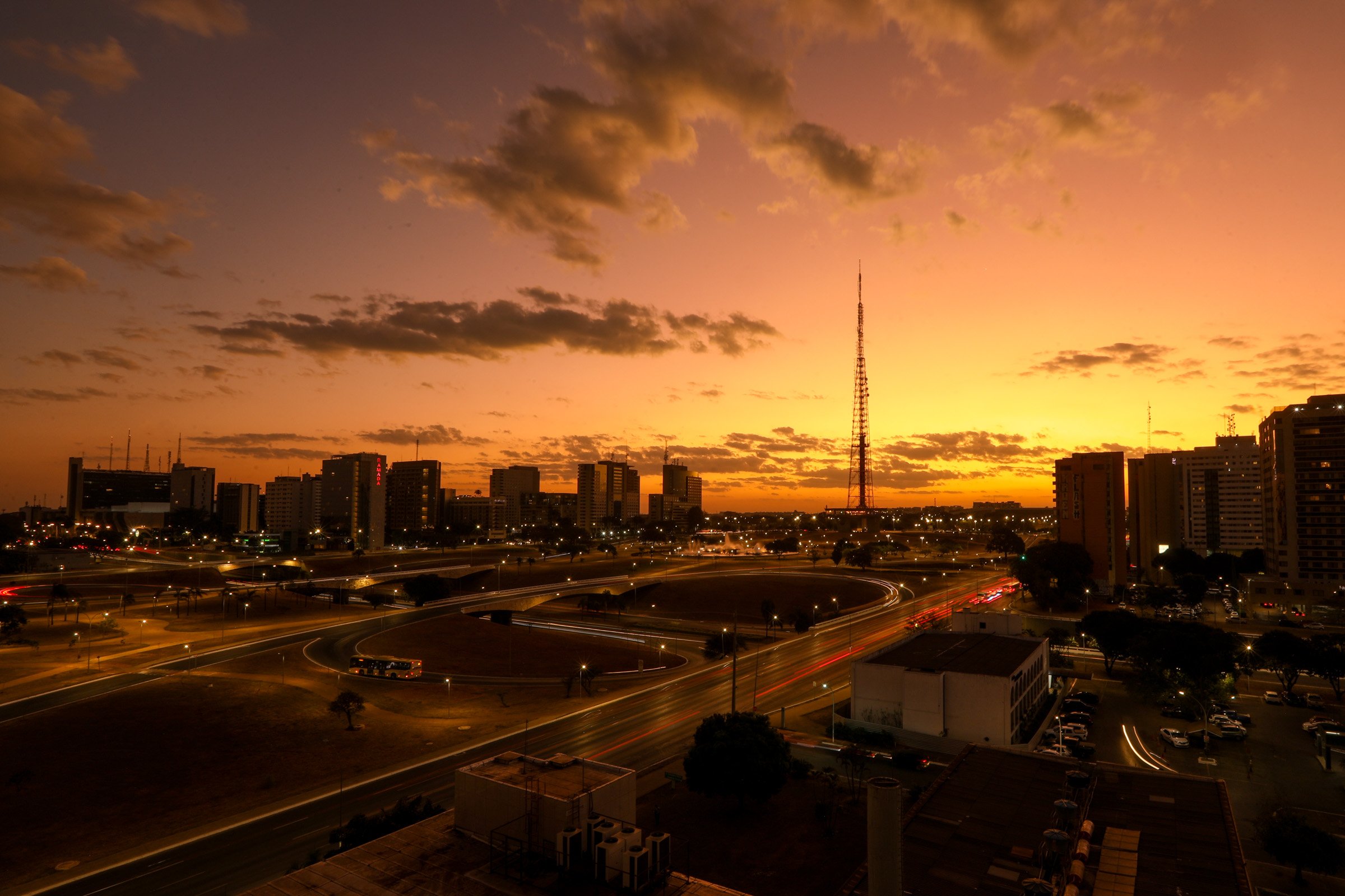 Skyline de Brasília ao entardecer, com a Esplanada dos Ministérios ao fundo
