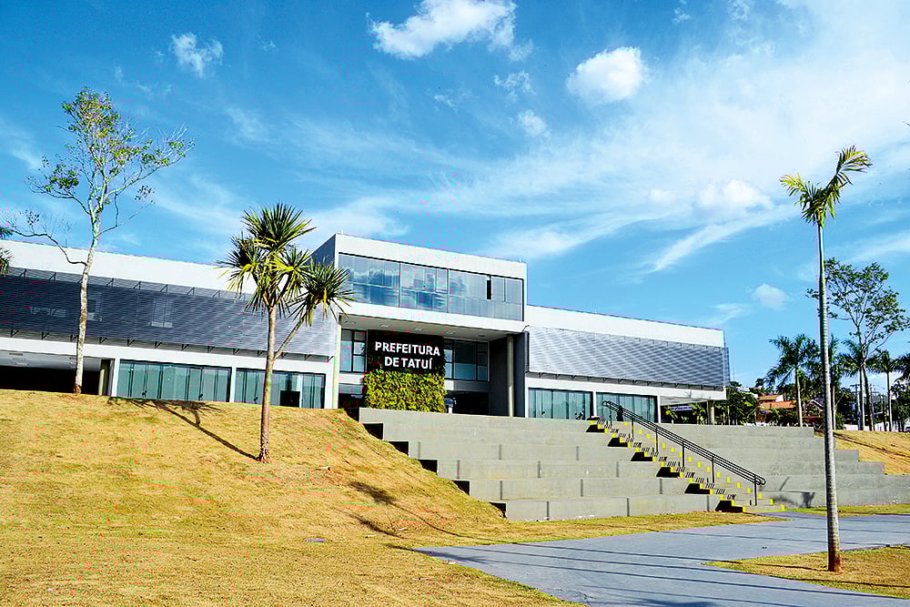 Sede da Prefeitura de Tatuí SP, em área urbana arborizada
