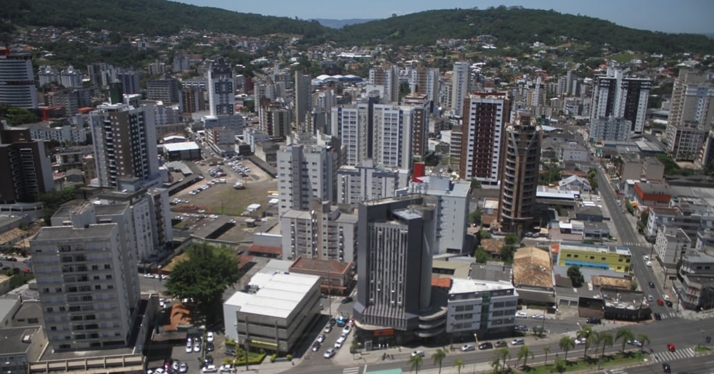 Vista aérea de Criciúma, Santa Catarina, com skyline e malha urbana em dia ensolarado