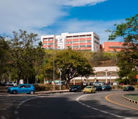 Vista panorâmica do campus da UFJF em Juiz de Fora MG, com prédios integrados à área verde.