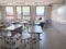 Sala de aula universitária moderna, com projetor e carteiras organizadas