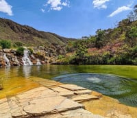 Paisagem da Serra da Canastra, com montanhas e cachoeiras ao fundo