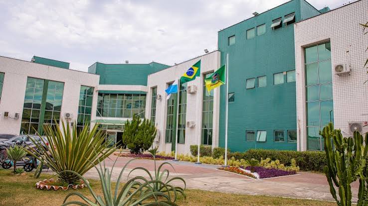 Fachada de prédio público com bandeiras, em referência à administração municipal