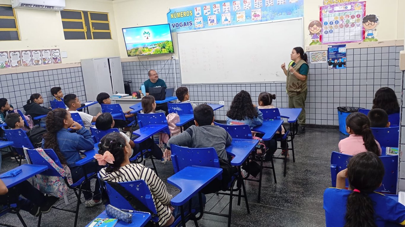 Sala de aula em escola pública na Amazônia, com estudantes e docente em atividade