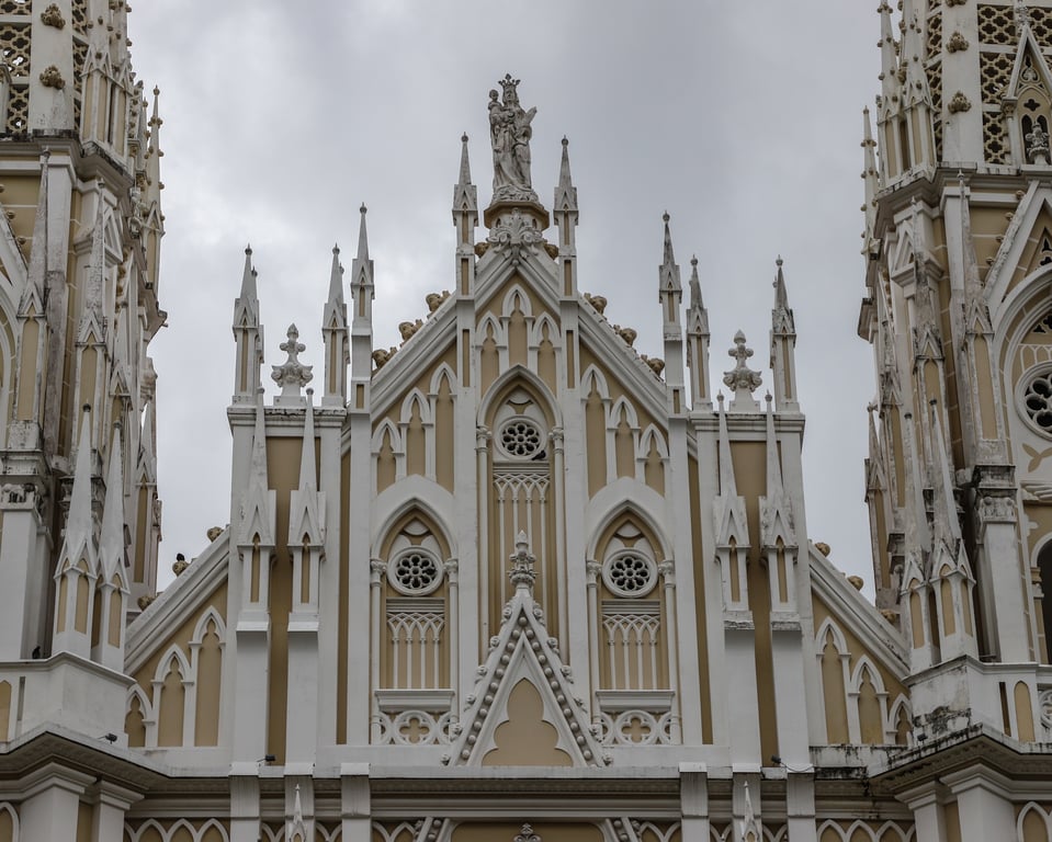 Vitória (ES) ao entardecer com a Catedral Metropolitana em destaque