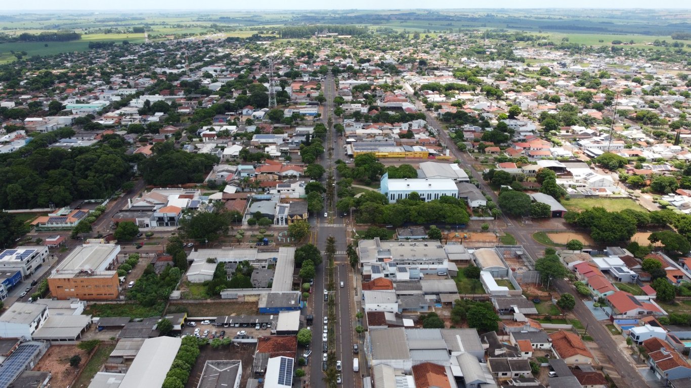 Vista aérea de Novo Mundo MT em dia claro, com área urbana e vias