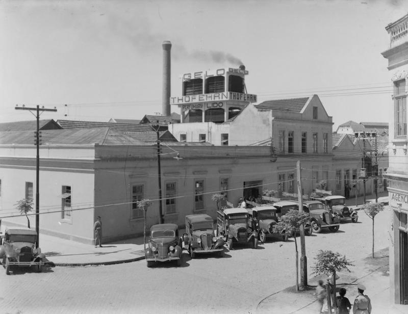 Paisagem urbana de Bagé, com arquitetura histórica e movimento no centro da cidade