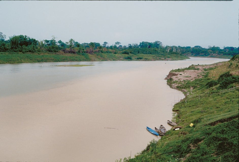 Vista do rio Purus em Lábrea, com embarcações à margem