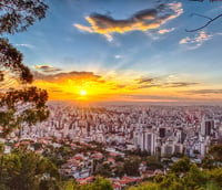 Belo Horizonte ao entardecer, cidade-sede da UFMG (Crédito: QuintoAndar).