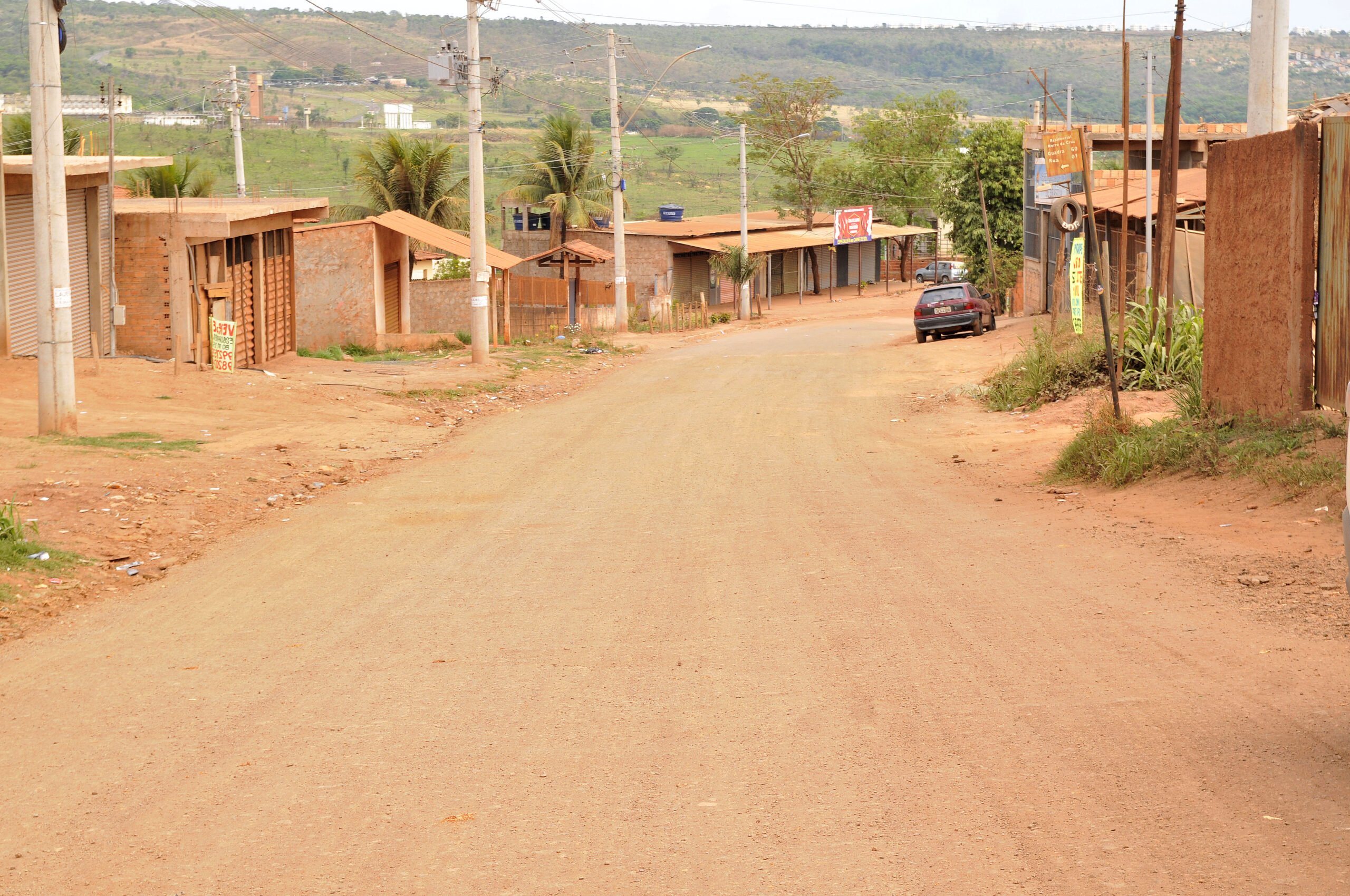 Estrada rural arborizada no Brasil, cenário que remete a rotas de transporte escolar no interior
