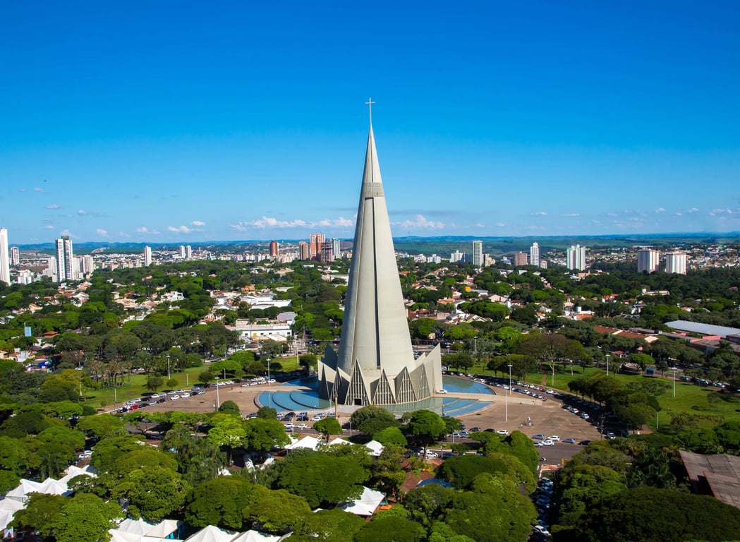 Vista aérea de Maringá com a Catedral Basílica e áreas verdes