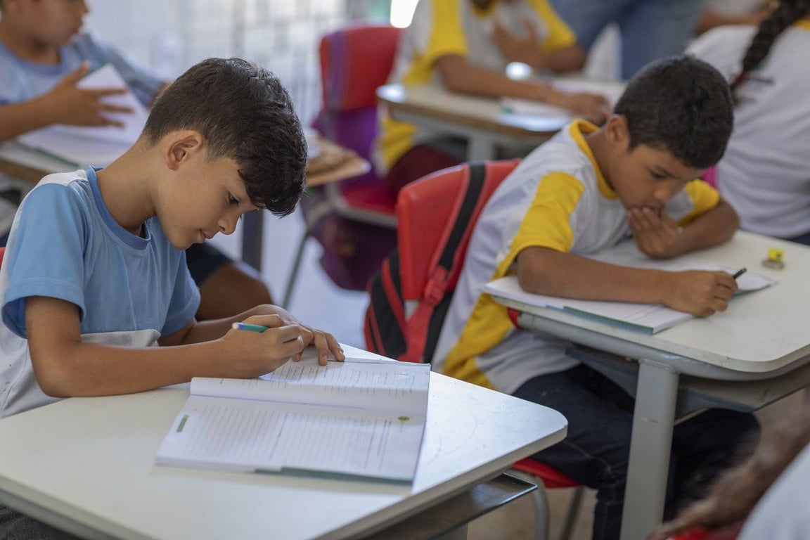 Sala de aula com estudantes do ensino fundamental em atividade