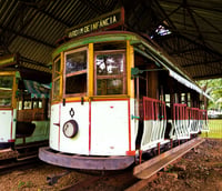 Vista urbana de Juiz de Fora MG, com morros ao fundo.