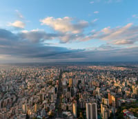 Vista aérea de Ribeirão Preto SP ao entardecer, com prédios e área urbana.