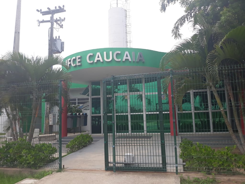 Fachada de um campus do IFCE no Ceará, com estudantes e estrutura acadêmica ao fundo