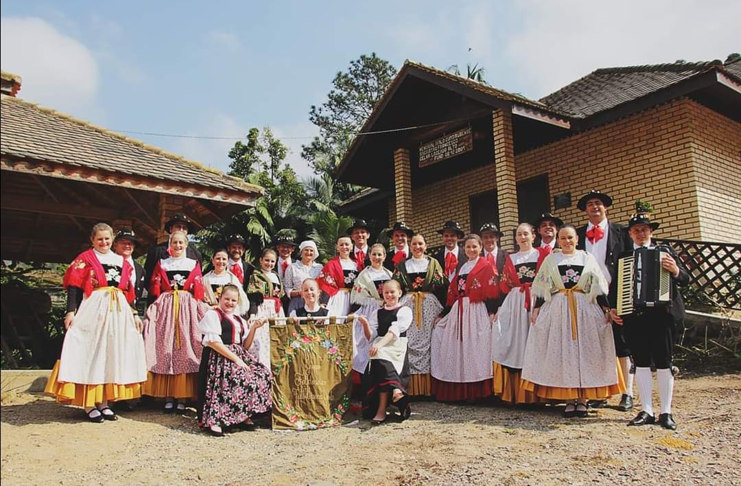 Grupo com trajes típicos italianos em evento cultural no sul de SC