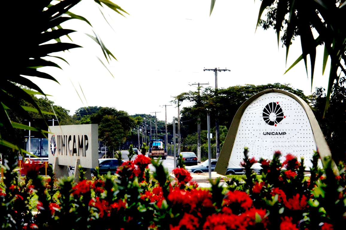 Entrada do campus da Unicamp, em Campinas SP, com áreas verdes ao entardecer