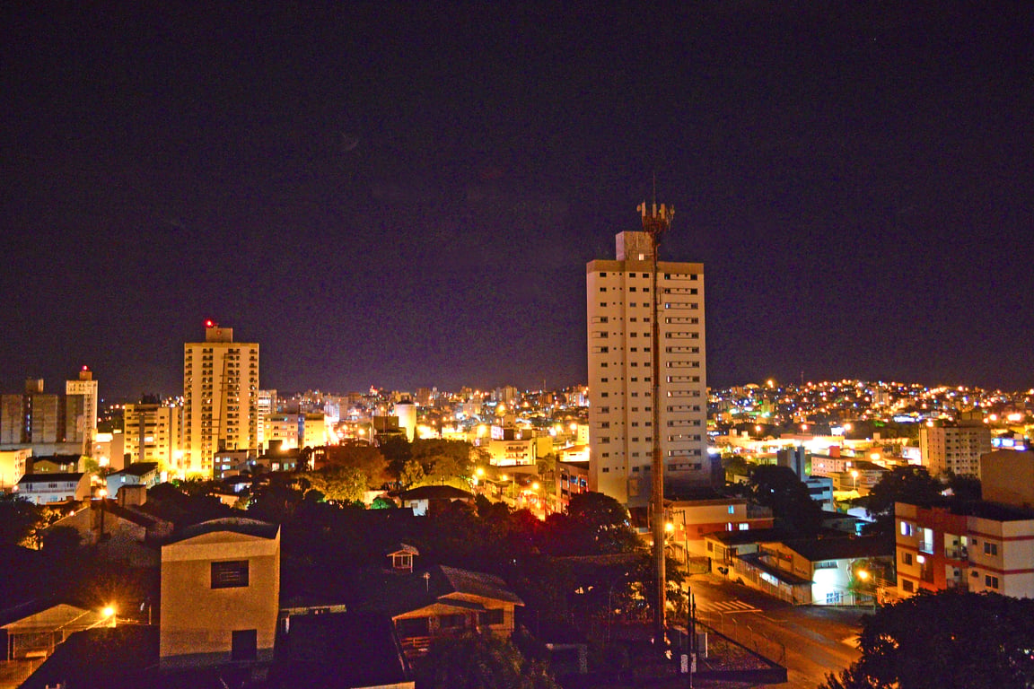 Vista noturna de Chapecó SC, com prédios e vias iluminadas