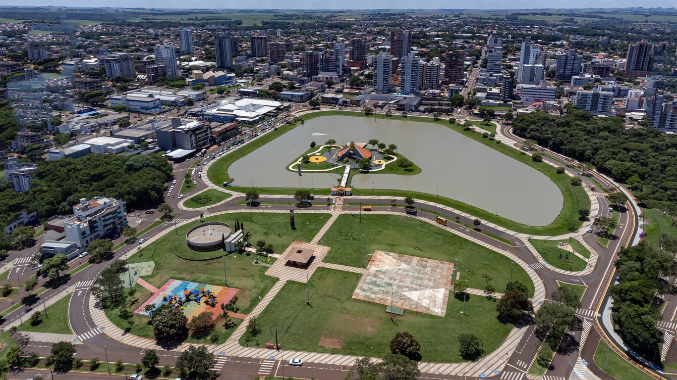 Vista de Toledo PR ao entardecer, com lago e área verde