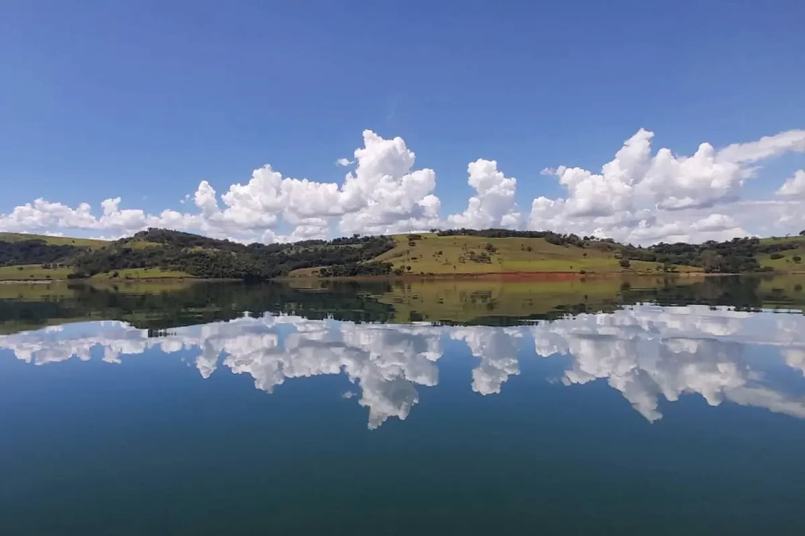 Represa de Chavantes, no rio Paranapanema, paisagem do entorno de Fartura (SP)